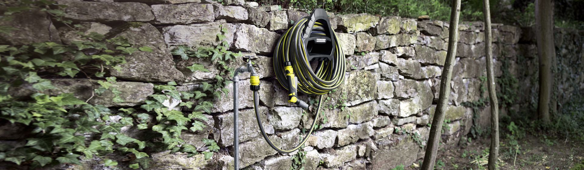Kärcher Gartenschlauch aufgewickelt auf einer Wandhalterung Kärcher Gartenschlauch aufgewickelt auf einer Wandhalterung