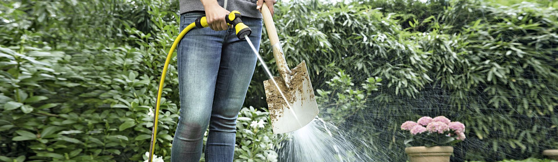 Kärcher Gartenbrause bei der Spaten-Reinigung