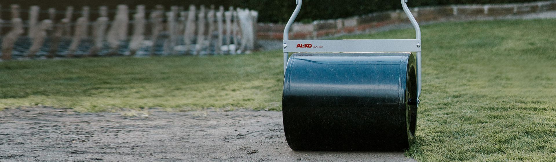 Alko Gartenwalze in einem Garten stehend Alko Gartenwalze in einem Garten stehend