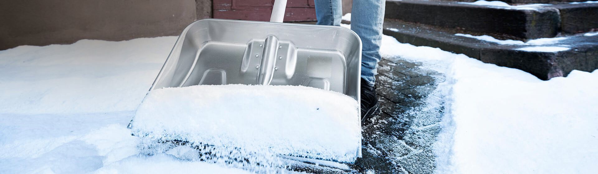 Schneeschaufel von SHW Schmiedetechnik in Aktion Schneeschaufel von SHW Schmiedetechnik in Aktion
