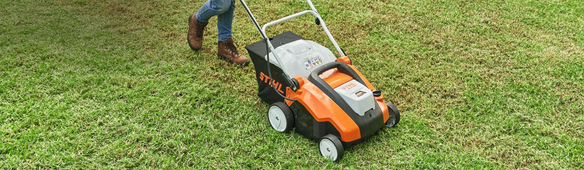 Stihl Rasenlüfter in Aktion Stihl Rasenlüfter in Aktion