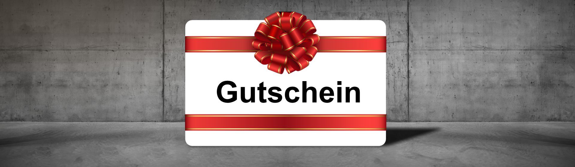 Gutscheinkarte vor einer grauen Steinwand stehend