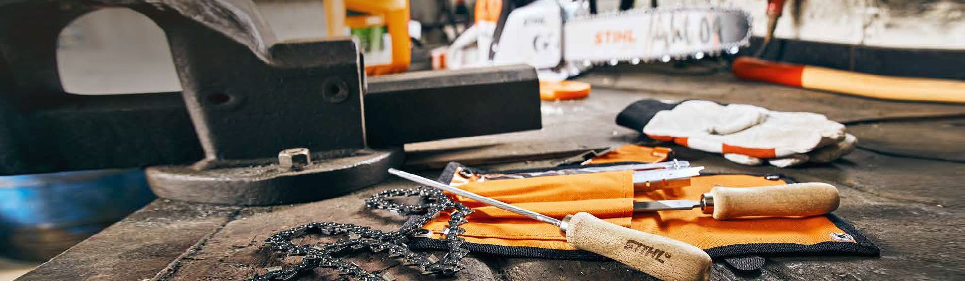 Stihl Feile und weitere Stihl Handwerkzeuge liegend auf einer Werkbank Stihl Feile und weitere Stihl Handwerkzeuge liegend auf einer Werkbank