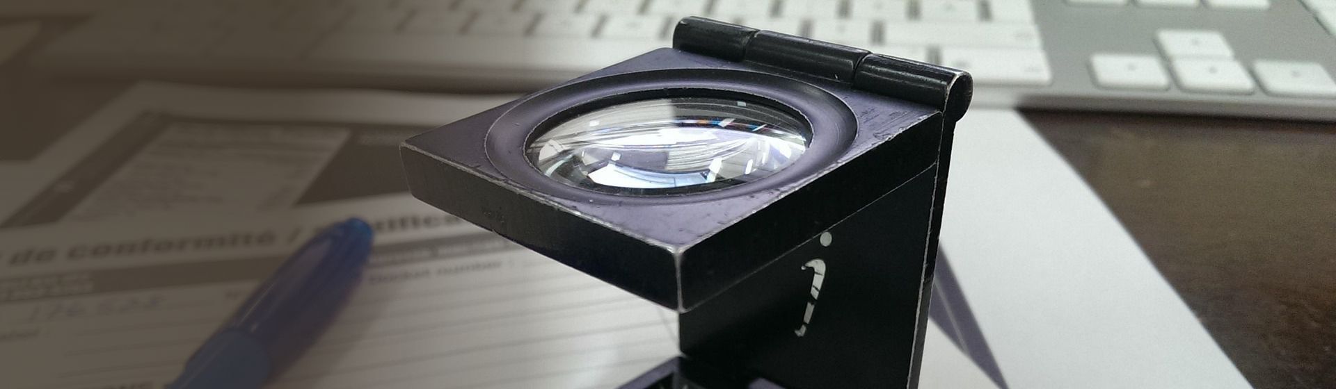 Schwarze Lupe auf einem Blatt Papier Schwarze Lupe auf einem Blatt Papier