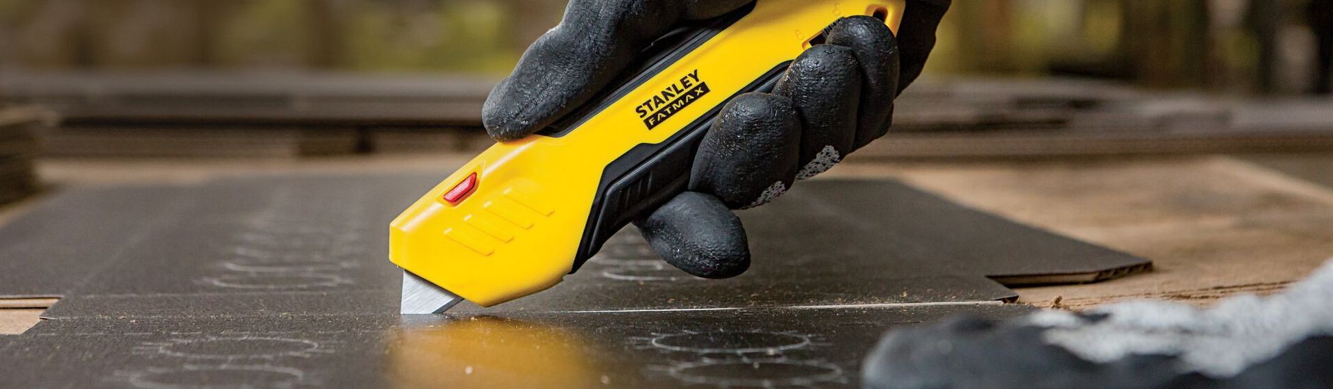 Schwarz-gelbes Sicherheitmesser von Stanley FatMax im Einsatz Schwarz-gelbes Sicherheitmesser von Stanley FatMax im Einsatz