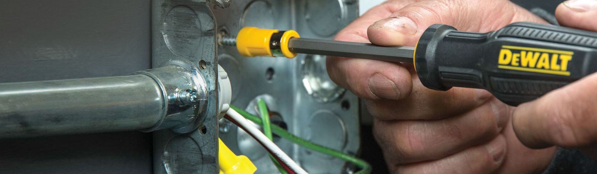 Dewalt Schraubendreher beim Eindrehen einer Schraube Dewalt Schraubendreher beim Eindrehen einer Schraube