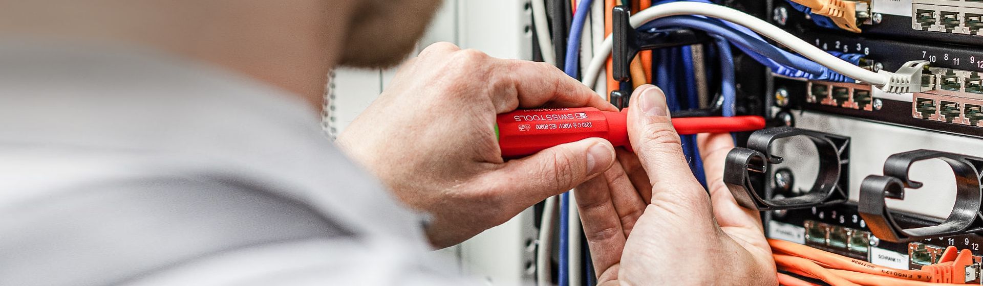 PB Swiss Tools Elektronik Schraubendreher im Einsatz