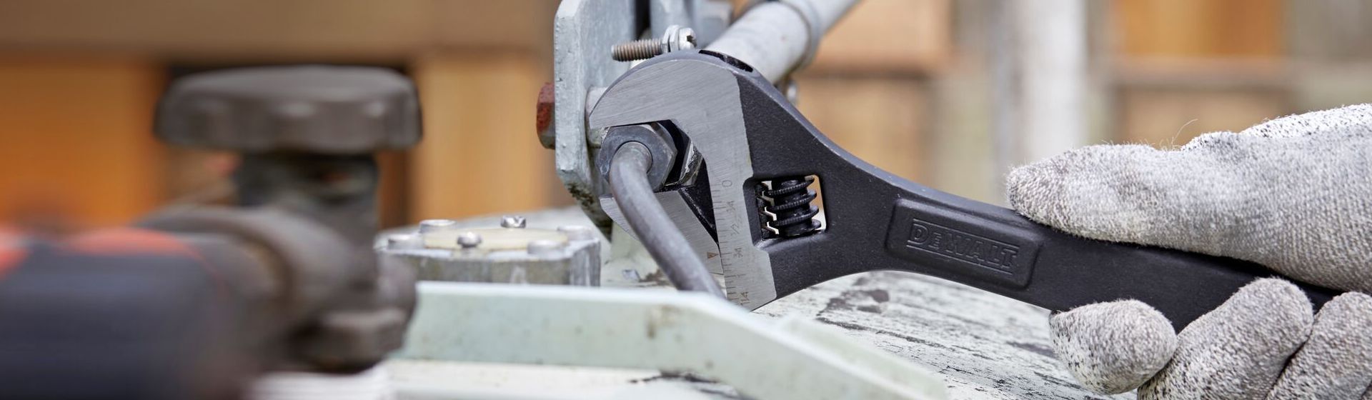 Dewalt Schraubenschlüssel in Aktion Dewalt Schraubenschlüssel in Aktion