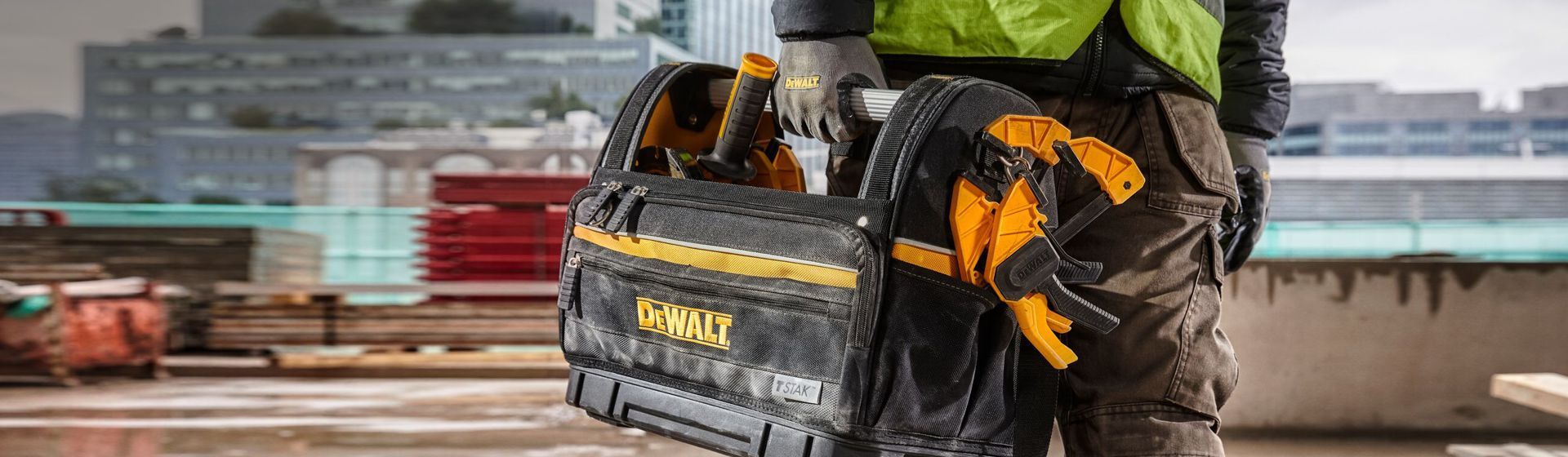 Dewalt Werkzeugkoffer mit Werkzeugen getrangen von einem Handwerker in Nahaufnahme Dewalt Werkzeugkoffer mit Werkzeugen getrangen von einem Handwerker in Nahaufnahme