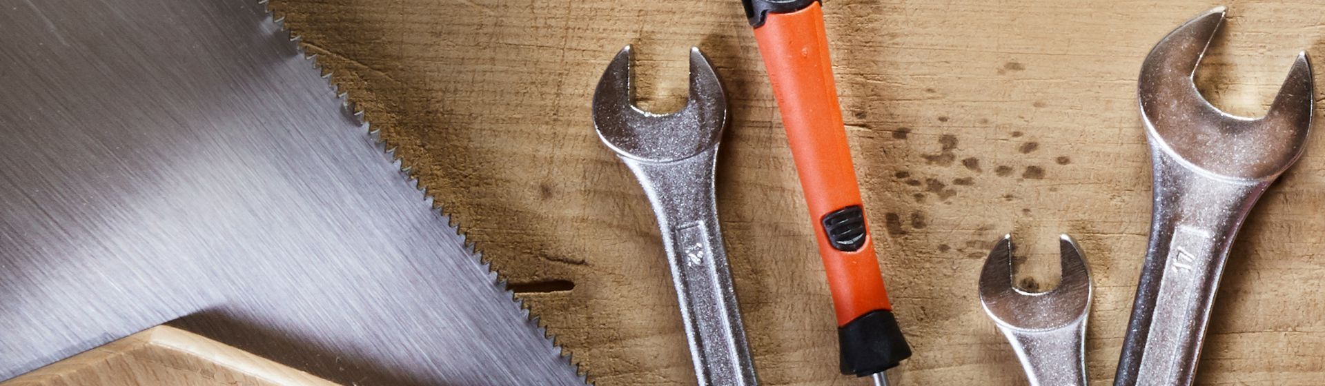 Verschiedene Handwerkzeuge auf einer Holzfläche liegend Verschiedene Handwerkzeuge auf einer Holzfläche liegend