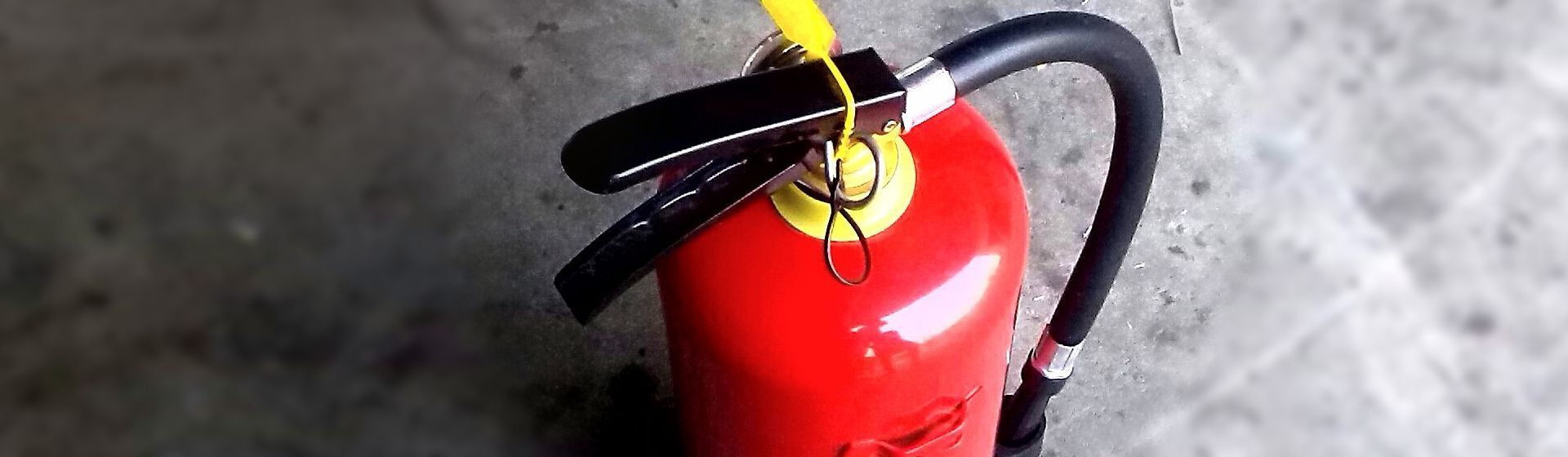 Feuerlöscher in Nahaufnahme von oben Feuerlöscher in Nahaufnahme von oben