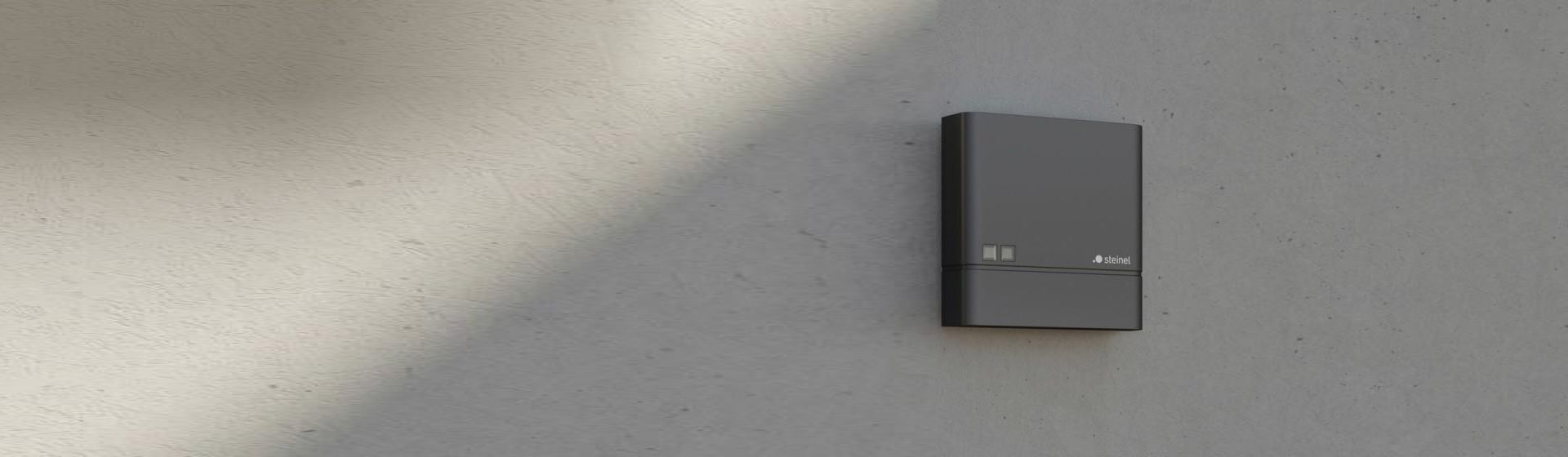 Steinel Dämmerungsschalter NightmatIQ montiert an einer Hauswand