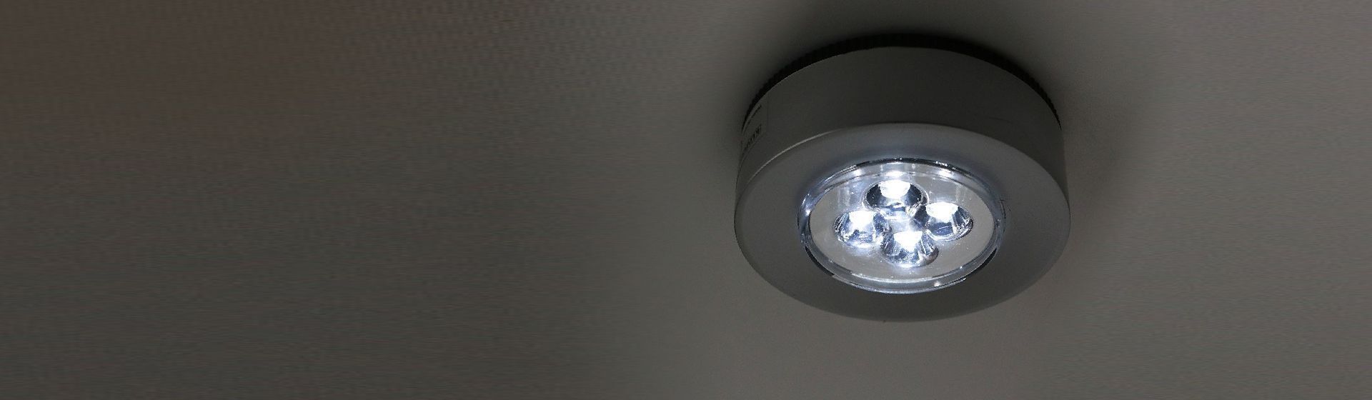 Silbergraue LED Einbauleuchte montiert an einer grauen Decke Silbergraue LED Einbauleuchte montiert an einer grauen Decke
