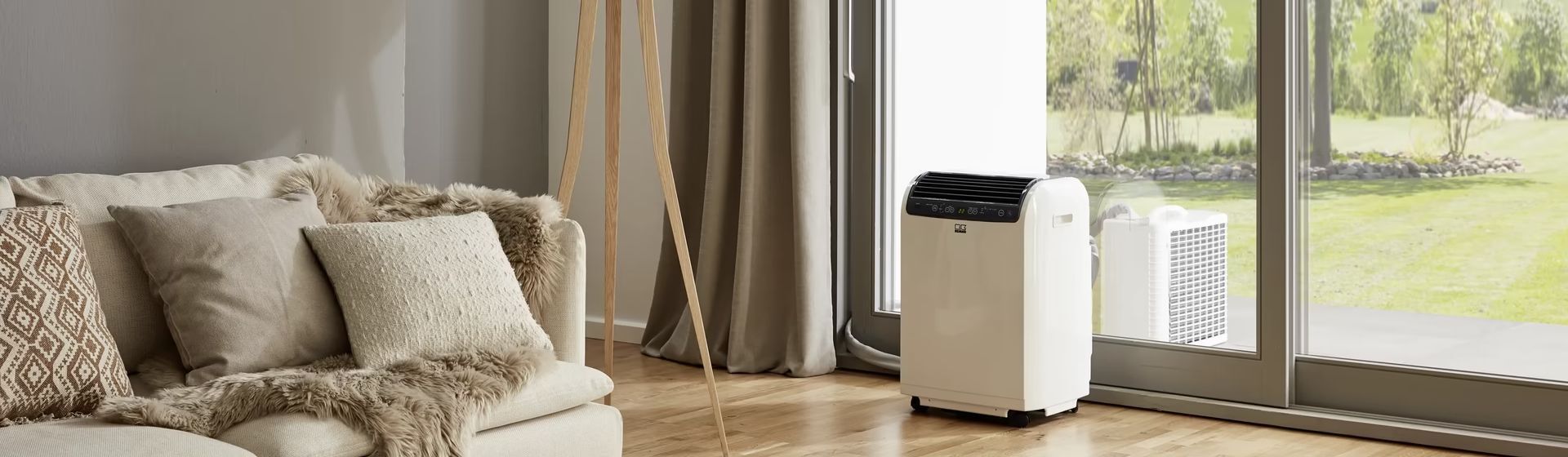 Remko Klimagerät SERIE RKL ECO im Einsatz in einem Wohnzimmer Remko Klimagerät SERIE RKL ECO im Einsatz in einem Wohnzimmer