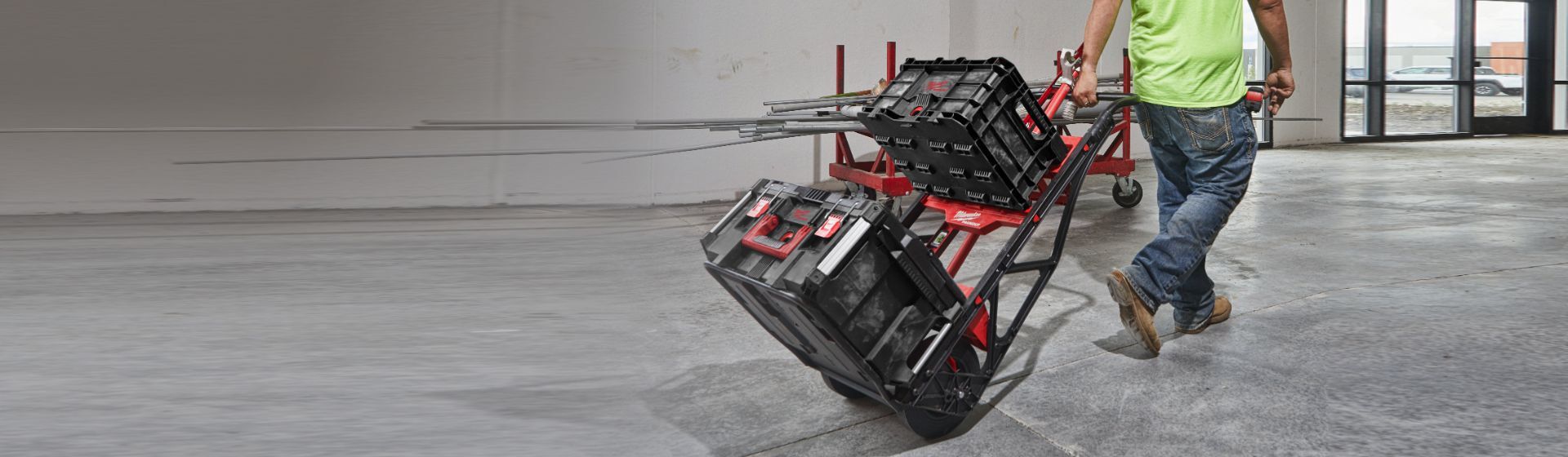 Milwaukee Packout Multifunktions Transportkarre im Einsatz beim Transport von Werkzeugen Milwaukee Packout Multifunktions Transportkarre im Einsatz beim Transport von Werkzeugen