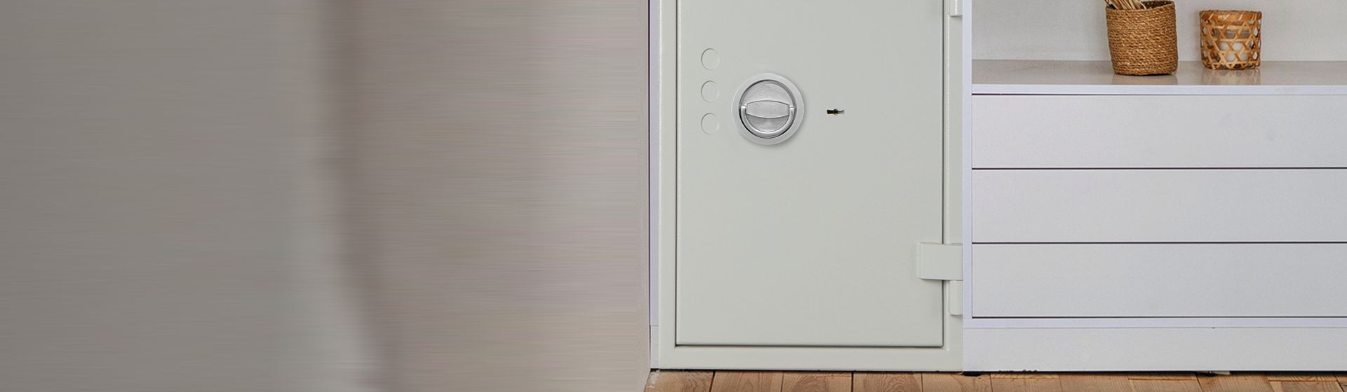 Weißer Tresor von Format verbaut in einem Kleiderschrank Weißer Tresor von Format verbaut in einem Kleiderschrank