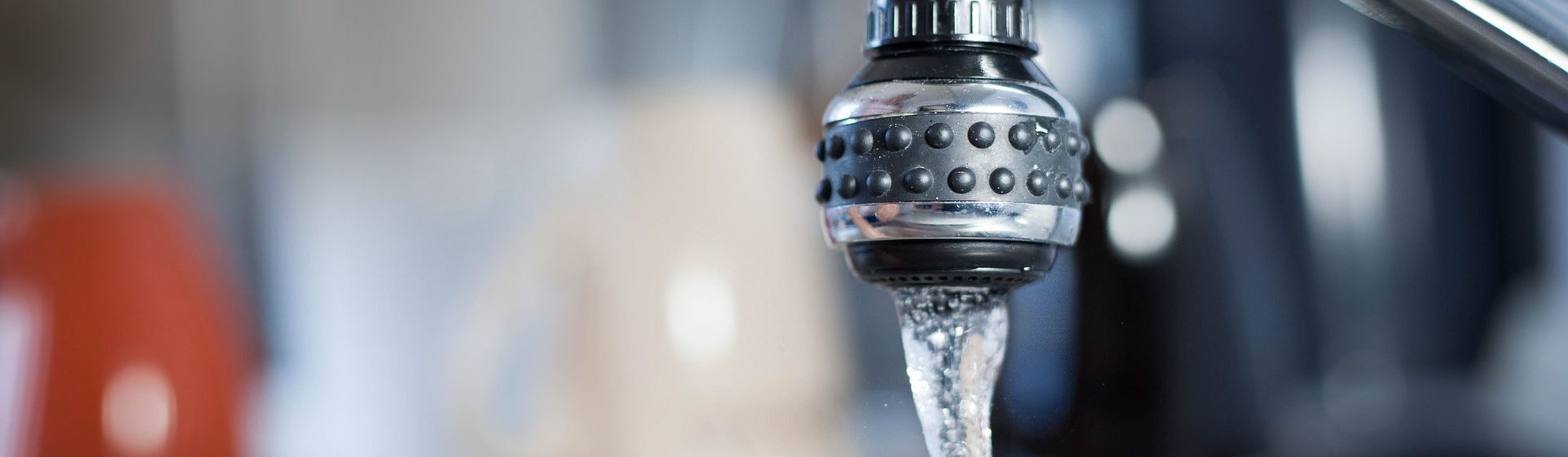 Wasserhahn Auslauf mit Dichtung in Nahaufnahme Wasserhahn Auslauf mit Dichtung in Nahaufnahme
