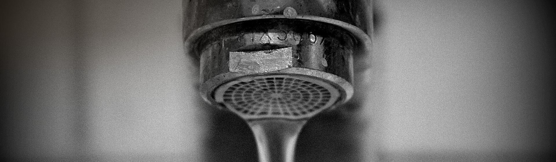 Wasserhahndüse in Nahaufnahme Wasserhahndüse in Nahaufnahme