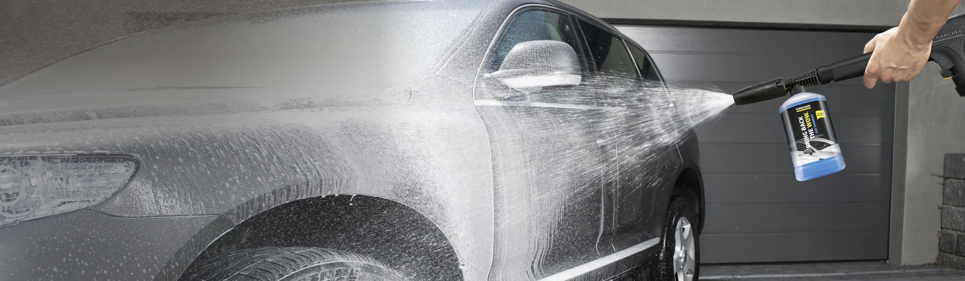 Kärcher Autoshampoo 3-in-1 RM 610 im Einsatz bei der Reinigung eines Autos mit dem Hochdruckreiniger