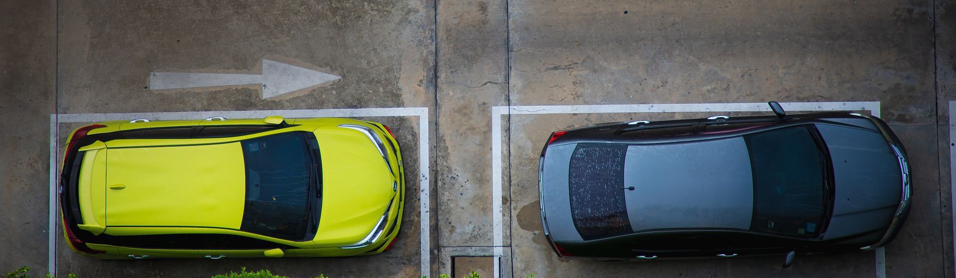 Neongelbes und blaues Auto auf einem Parkplatz an der Seite einer Straße stehend Neongelbes und blaues Auto auf einem Parkplatz an der Seite einer Straße stehend