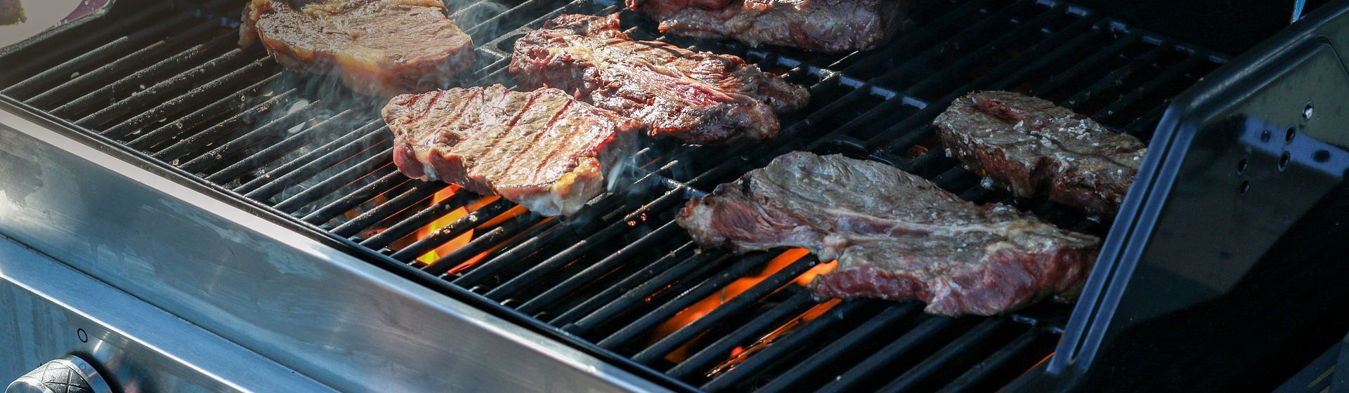 Fleisch auf einem Grillrost in Nahaufnahme Fleisch auf einem Grillrost in Nahaufnahme