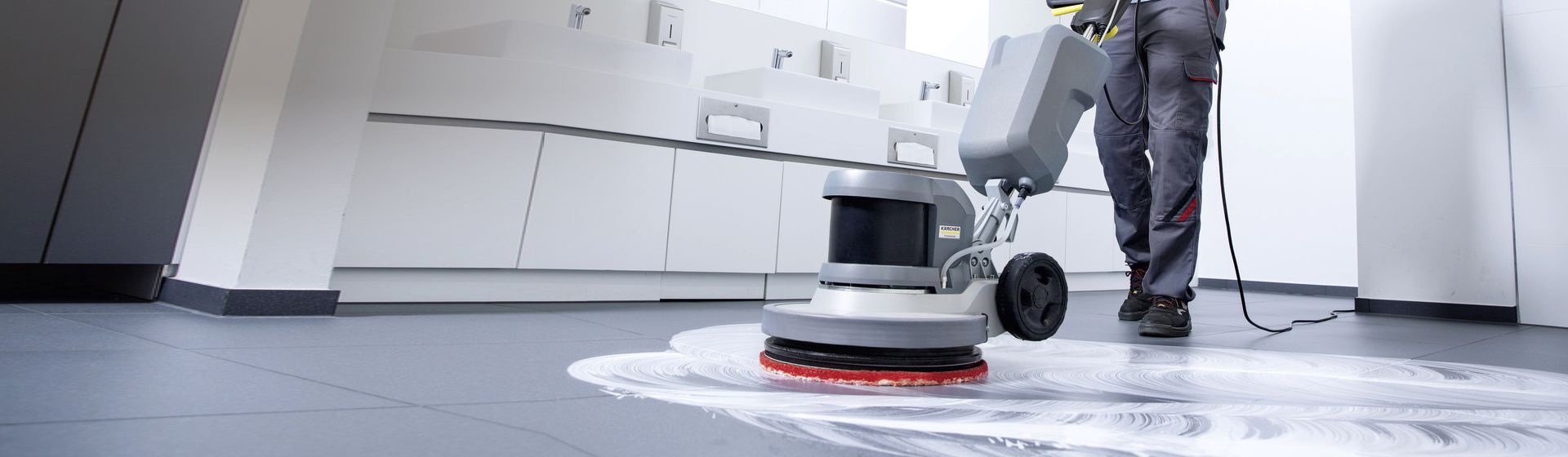 Kärcher Professional Bodenreinigungsmaschine in Aktion Kärcher Professional Bodenreinigungsmaschine in Aktion