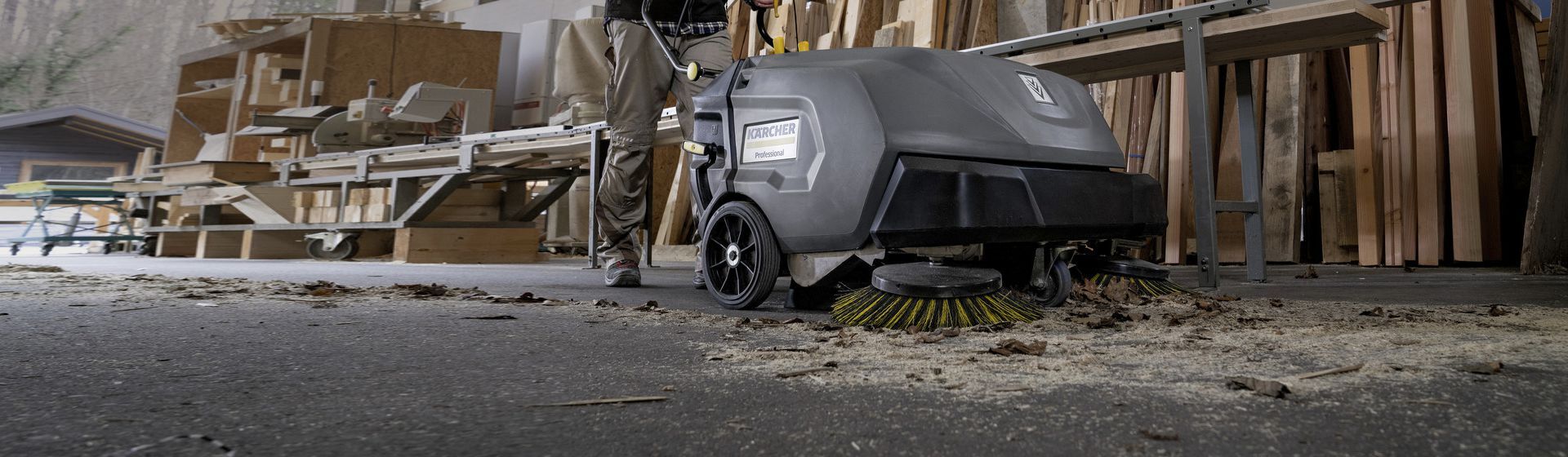 Kärcher Aufsitz-Kehrmaschine in Aktion Kärcher Aufsitz-Kehrmaschine in Aktion