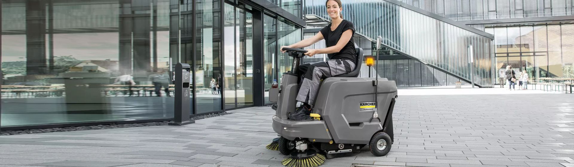 Kärcher Aufsitz-Kehrmaschine in Aktion Kärcher Aufsitz-Kehrmaschine in Aktion