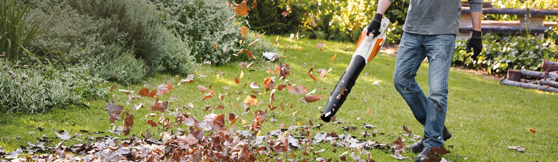Stihl Laubsauger beseitigt Herbstlaub Stihl Laubsauger beseitigt Herbstlaub