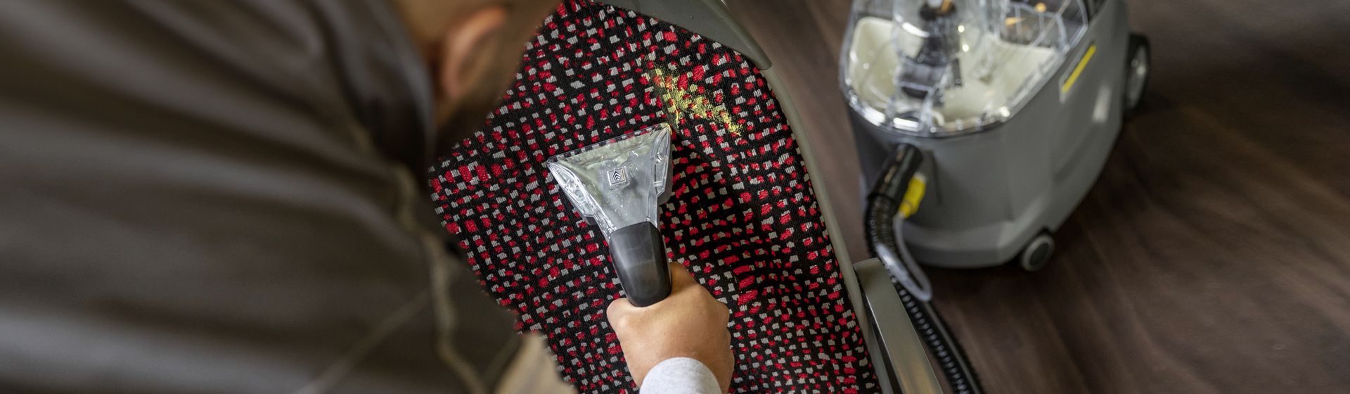 Kärcher Sprühextraktionsgerät Düse bei der Polsterreinigung Kärcher Sprühextraktionsgerät Düse bei der Polsterreinigung