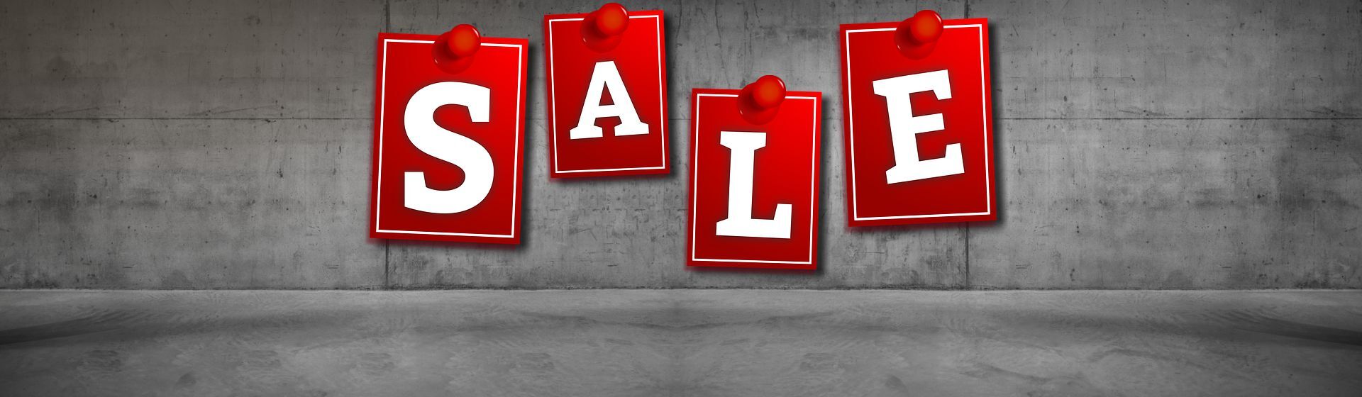 Schriftzug Sale an einer Wand hängend Schriftzug Sale an einer Wand hängend
