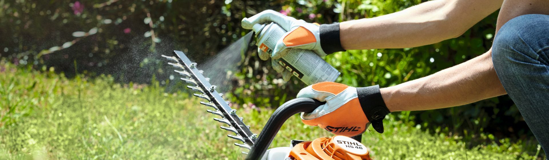 Stihl Sägekette wird mit einem Spray behandelt. Stihl Sägekette wird mit einem Spray behandelt.