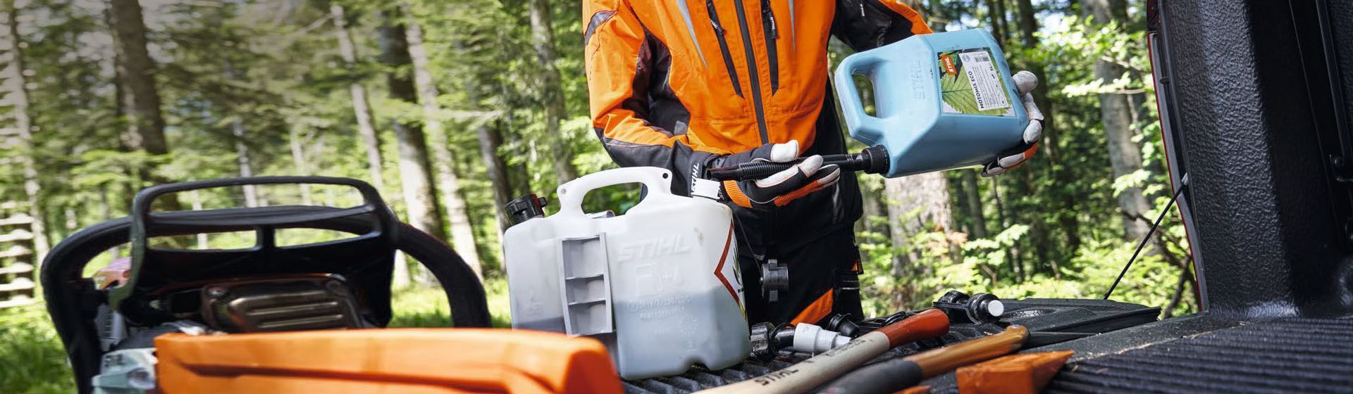Stihl Motoröl wird in einen weißen Kanister gefüllt Stihl Motoröl wird in einen weißen Kanister gefüllt