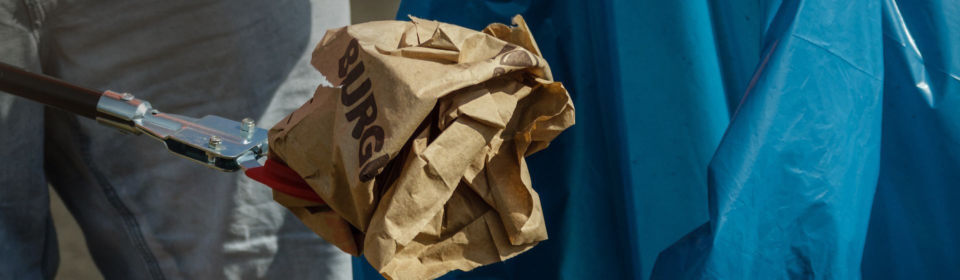 Blauer Müllsack im Einsatz Blauer Müllsack im Einsatz