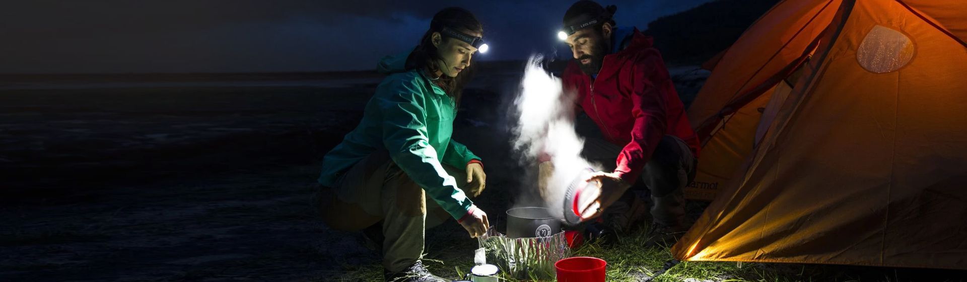 Camper mit Ledlenser Stirnleuchten bei Nacht vor einem Zelt Camper mit Ledlenser Stirnleuchten bei Nacht vor einem Zelt