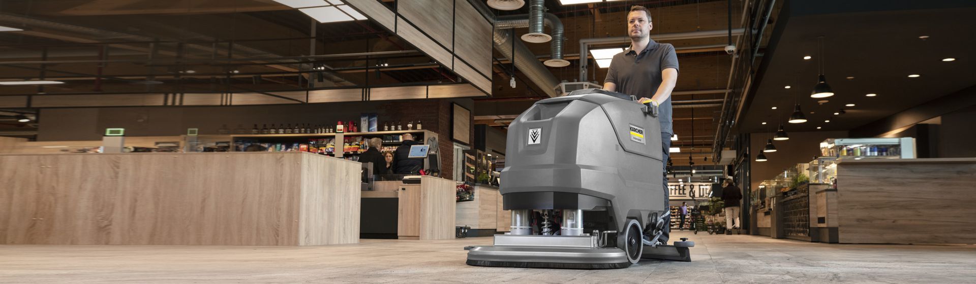 Kärcher Professional Scheuersaugmaschine in Aktion Kärcher Professional Scheuersaugmaschine in Aktion