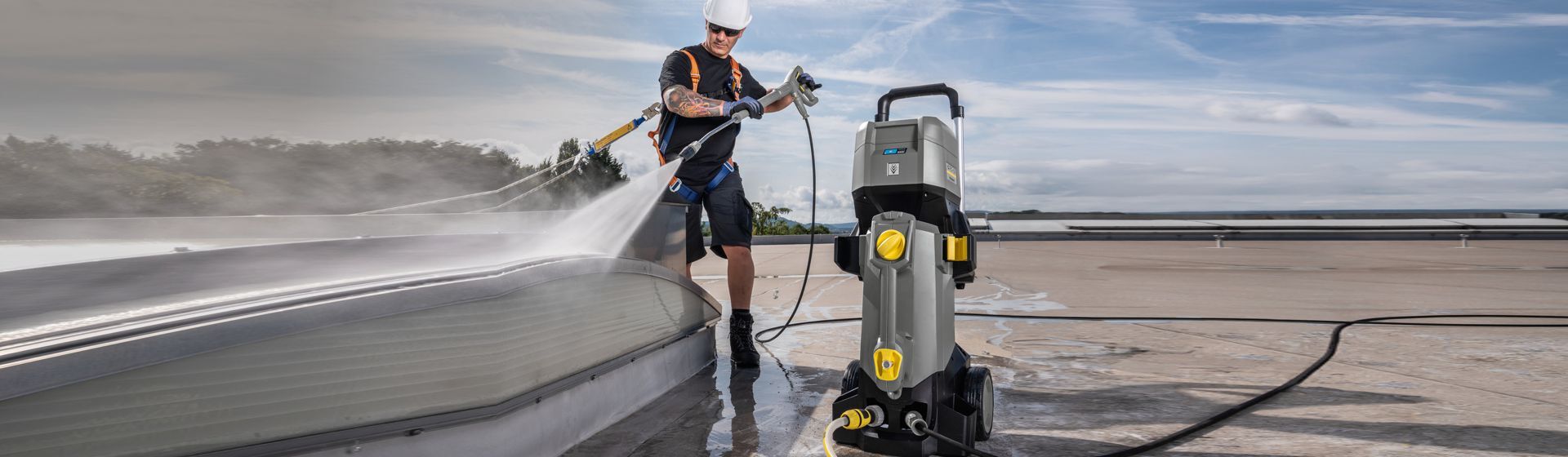 Mobiler Kärcher Professional Hochdruckreiniger in Aktion Mobiler Kärcher Professional Hochdruckreiniger in Aktion