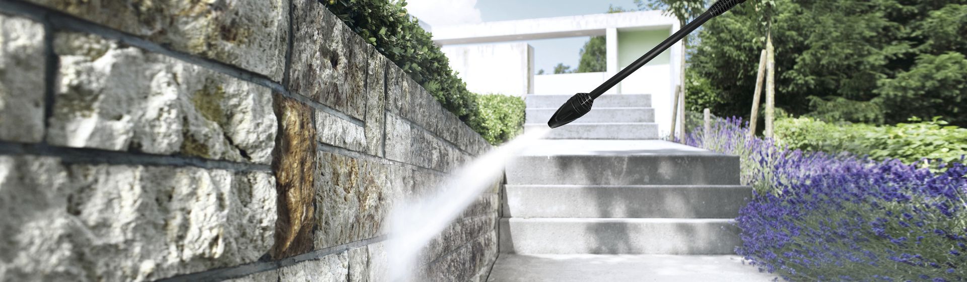 Reinigung einer Mauer mit einer Kärcher Düse