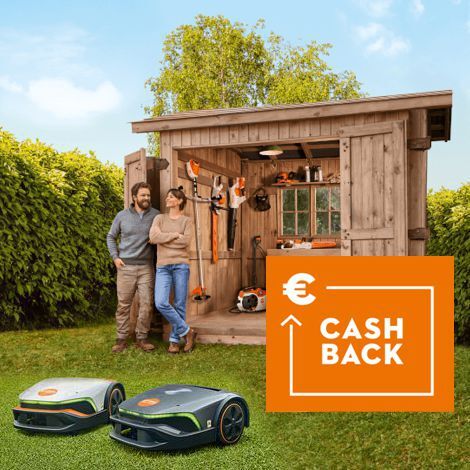 Stihl Cashback Aktionen Sommer 2025 Ein Mann und eine Frau stehen vor einem Gartenhaus aus Holz mit geöffneten Türen, in welchem diverse Stihl Gartengeräte aufbewahrt werden, im Vordergrund zwei iMow Mähroboter.