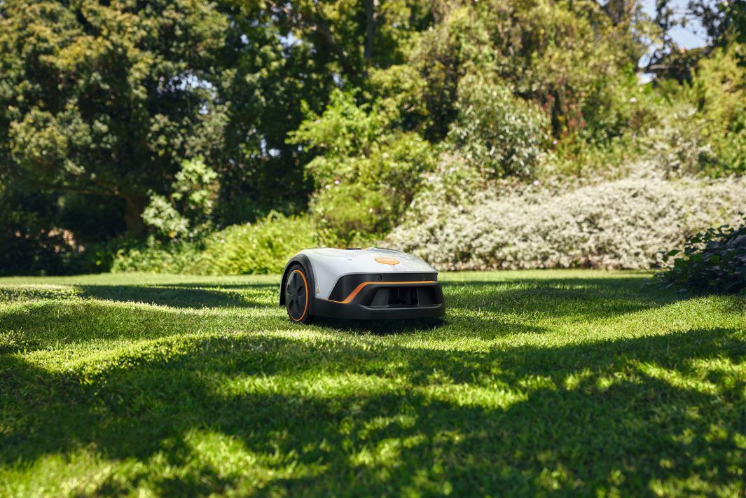 Stihl iMow 4 Mähroboter Anwendungsbild Stihl iMow 4 Mähroboter beim Mähen einer Rasenfläche in einem großen Garten bild 5