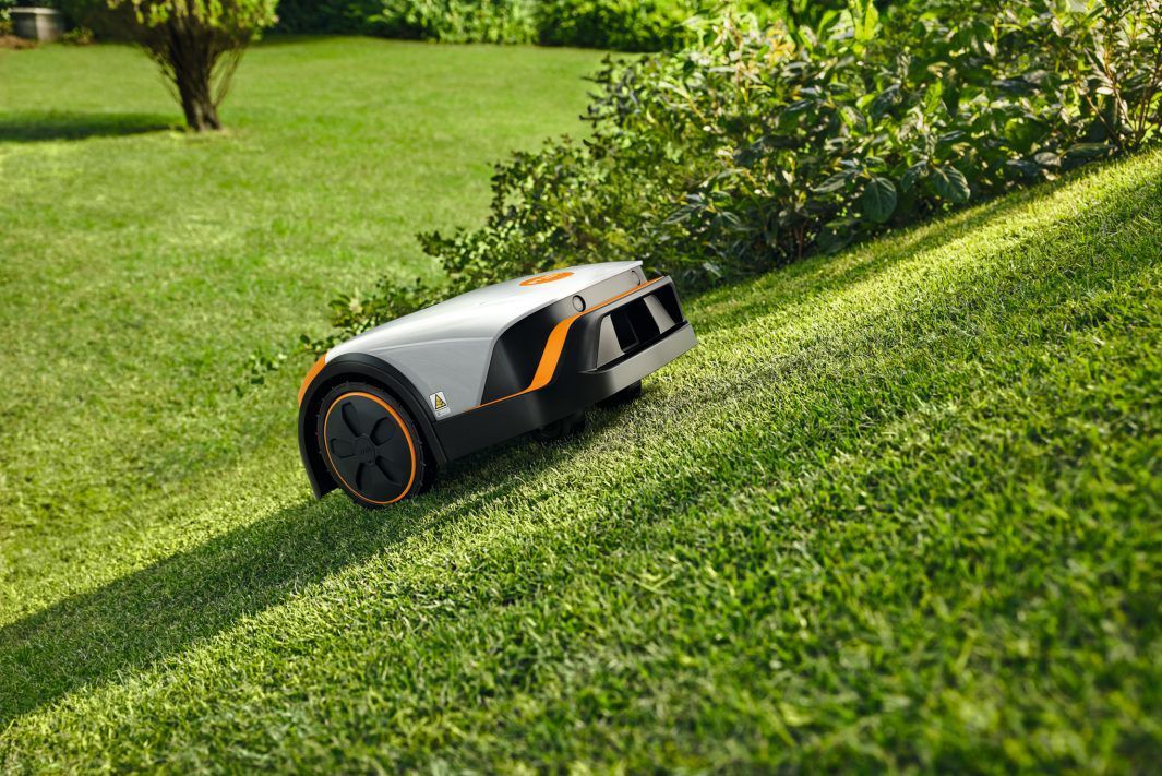 Stihl iMow 4 Mähroboter Anwendungsbild Stihl iMow 4 Mähroboter beim Mähen einer Rasenfläche am Hang bild 4