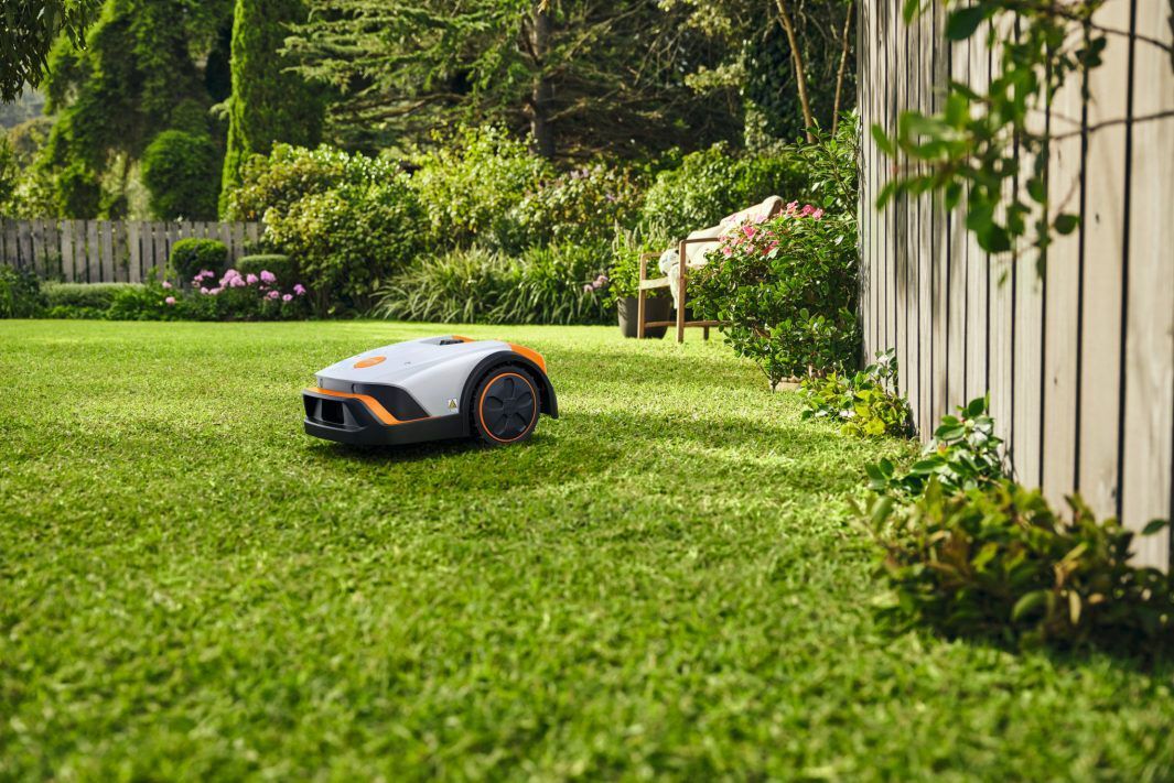Stihl iMow 4 Mähroboter Anwendungsbild Stihl iMow 4 Mähroboter beim Mähen einer Rasenfläche seitliche fotografiert bild 7