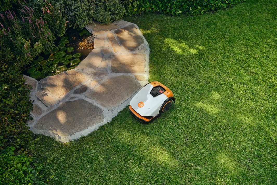 Stihl iMow 4 Mähroboter Anwendungsbild Stihl iMow 4 Mähroboter  von oben fotografiert beim Mähen einer Rasenfläche bild 8