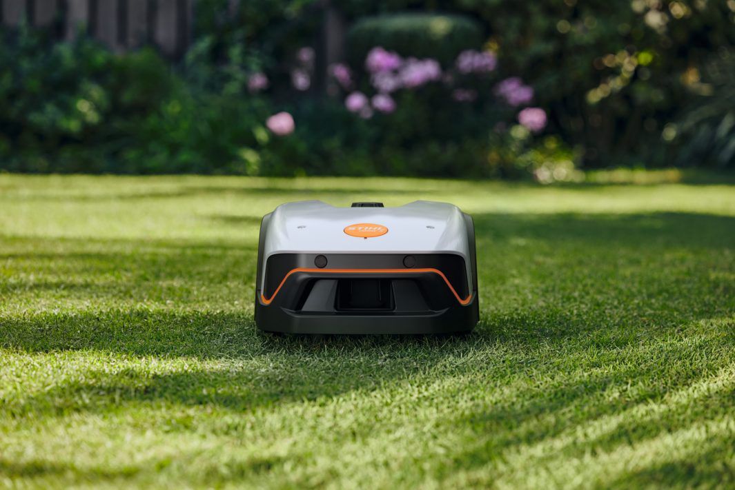 Stihl iMow 4 Mähroboter Anwendungsbild Stihl iMow 4 Mähroboter frontal fotografiert beim Mähen einer Rasenfläche bild 6