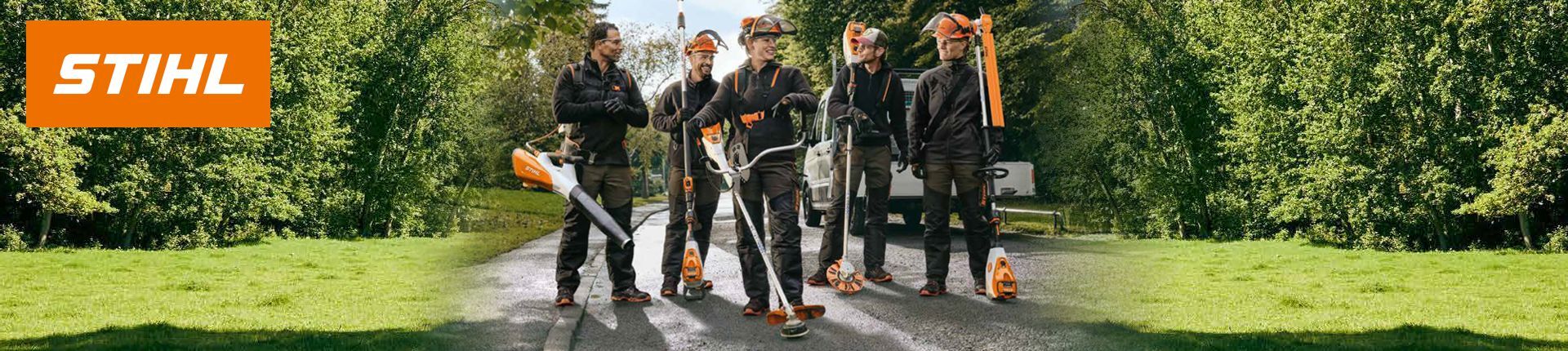 Vier Männer und eine Frau in Arbeitskleidung mit Stihl Akku Geräten.