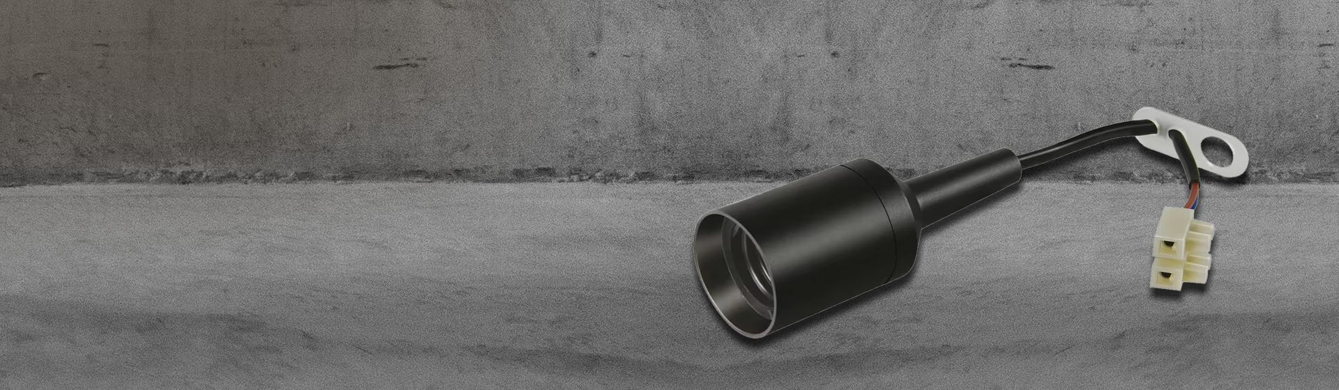 Schwarze Brennenstuhl Renovierungsfassung vor grauem Hintergrund