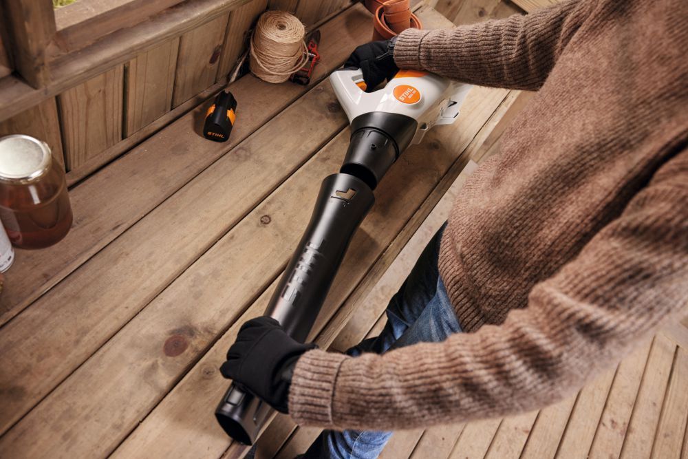 STIHL Akku Laubbläser BGA 30 mit 2x Akku AS 2 und Ladegerät AL 1 Produktbild STIHL Akku Laubbläser BGA 30 mit 2x Akku AS 2 und Ladegerät AL 1 bild 4