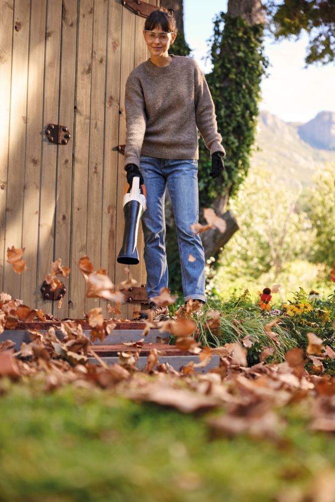 STIHL Akku Laubbläser BGA 30 mit 2x Akku AS 2 und Ladegerät AL 1 Produktbild STIHL Akku Laubbläser BGA 30 mit 2x Akku AS 2 und Ladegerät AL 1 bild 5
