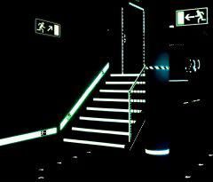 Safety Marking Rettungs-Schild,Rettungsweg gerade re 40x20cm,Alu,nachl. Produktbild Safety Marking Rettungs-Schild,Rettungsweg gerade re 40x20cm,Alu,nachl. bild 2