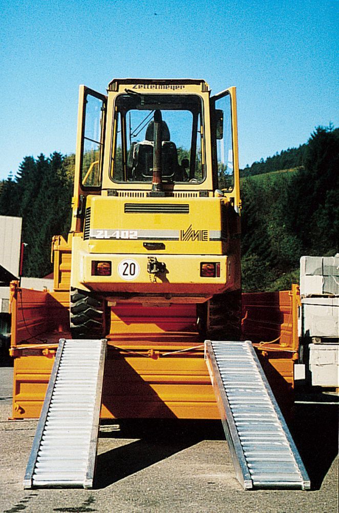 Altec Verladeschiene-Aluminium 2330x305 mm m. Schutzrand Altec Verladeschiene-Aluminium 2330x305 mm m. Schutzrand